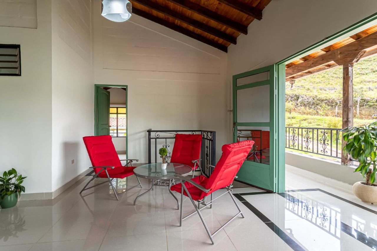 Soy Local Guatape Hotel Екстериор снимка